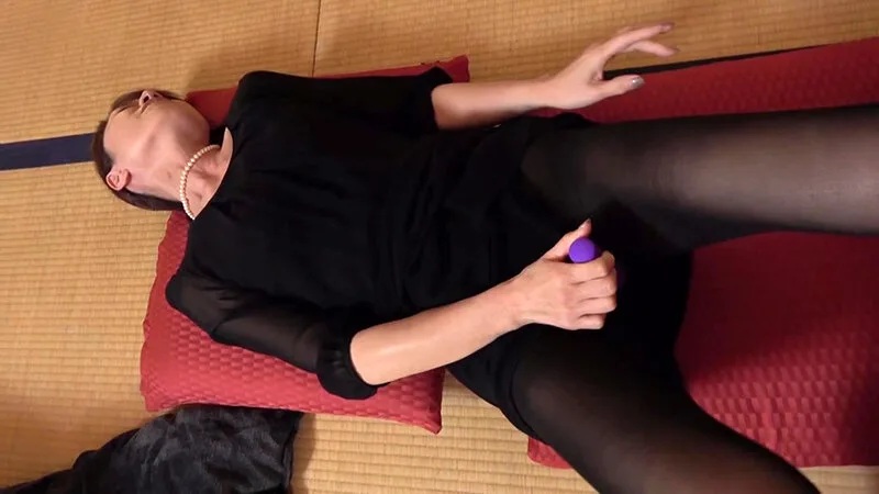 未亡人 喪服の下から滲み出る性欲3 サンプル画像1