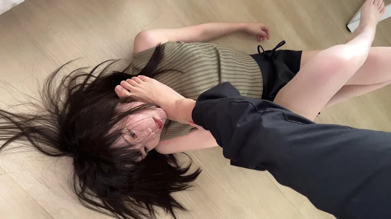 借金返済できない債務者から金の代わりにマ●コを取り立て。物理的に黙らせて、自分の立場を理解らせる衝撃映像383分。土下座、ビンタ、首絞め、イラマチオ、中出しレ×プ。 サンプル画像3