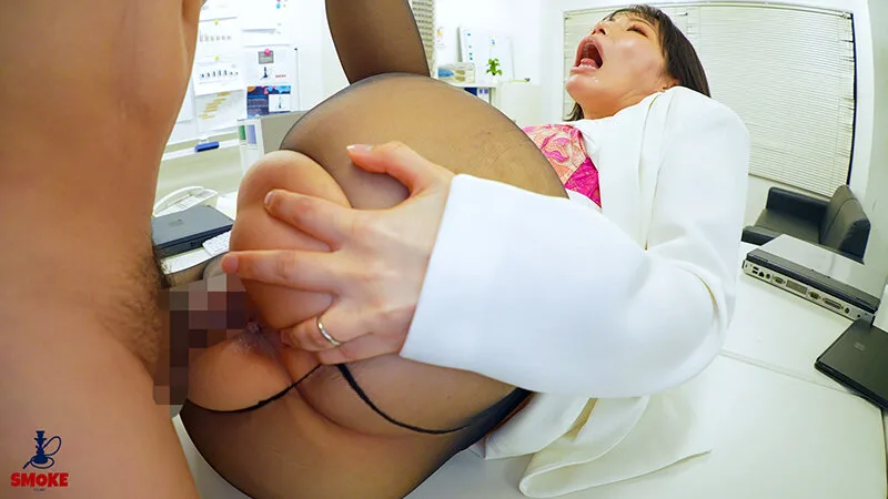 【肛門舐めセクハラ】ケツ穴を拡げさせられ何度もアナルクンニで舐められイキするデカ尻部下OL妻 九井スナオ サンプル画像5