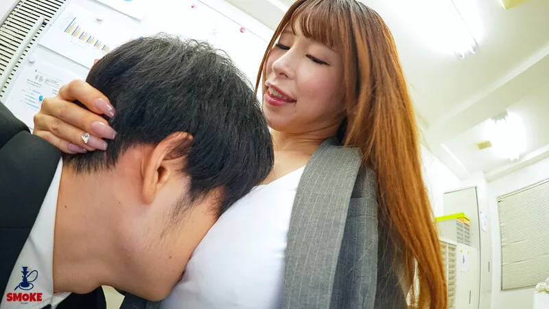 【胸チラッセクハラ】残業中のオフィスで二人きり、あざとい谷間おっぱい挑発で若手部下をビンビン勃起遊びする人妻巨乳女上司 有岡みう サンプル画像2