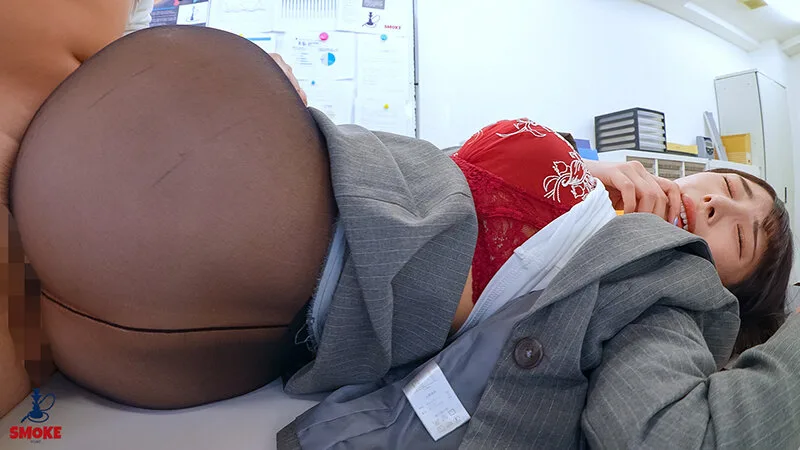 【肛門舐めセクハラ】ケツ穴を拡げさせられ何度もアナルクンニで舐められイキするデカ尻部下OL妻 小野坂ゆいか サンプル画像6