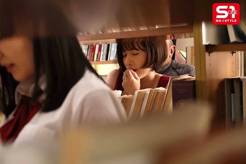 「私…おばさんなのに…」娘のすぐ傍で痴●され抵抗しても感じ始め、遂にはイカされちゃう！！欲求不満お母さん 奥田咲 サンプル画像9