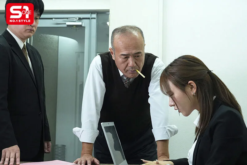 出張先ホテルで令和のゆるムチ生意気新卒と相部屋に…媚薬と昭和の絶倫チ●ポでこの社会の厳しさを分からせてやった。 渡部ほの サンプル画像1