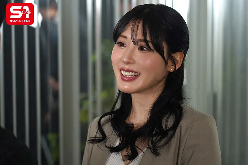 大停電の夜に…美人上司と二人きり 憧れの巨乳と色気と暗闇に理性を失い夜が明けるまで一晩中射精しまくった 金松季歩 サンプル画像1