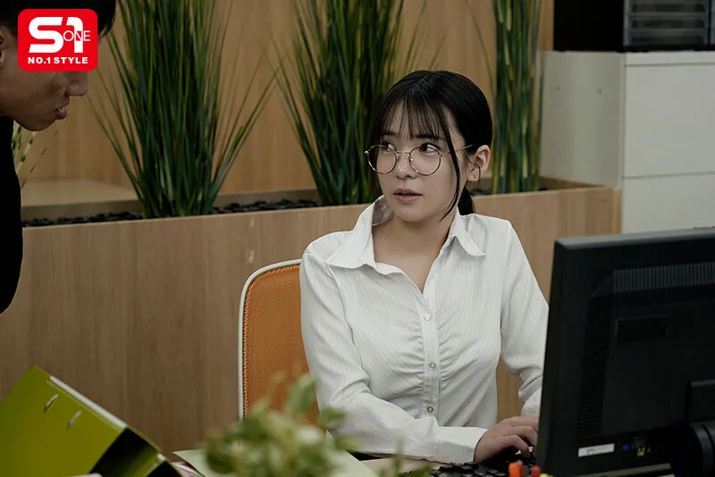 大人しい新入女子社員を一泊出張に同行させ相部屋に連れ込むと…まさかのド淫乱メスに変身して精液透明になるまで絞りヌカれた… 乃坂ひより サンプル画像1