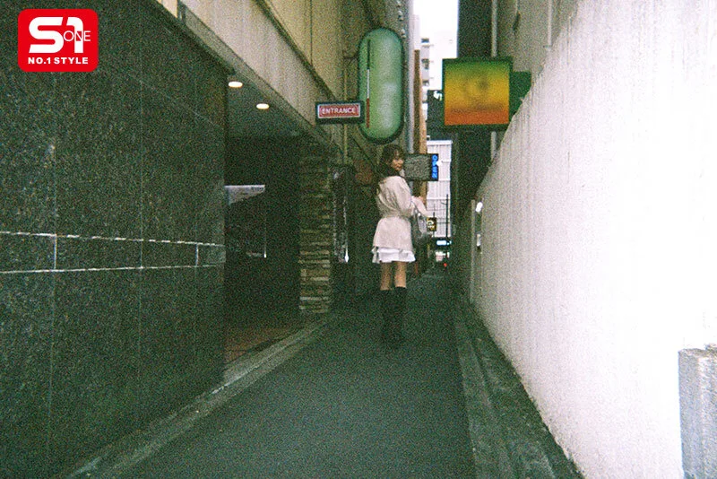 金と時間と性欲がある若妻アリスさん(23歳)のラブホ4軒はしご不倫 花アリス サンプル画像1