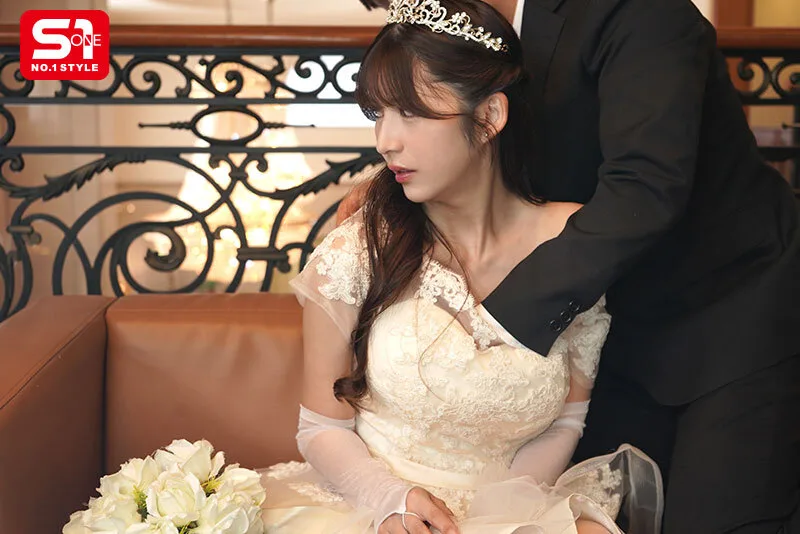結婚式間近の花嫁、新郎との愛あるSEXよりも男性ウェディングプランナーから無理やり犯●れるほうがま●こビチャ濡れでイキまくる。 七ツ森りり サンプル画像1