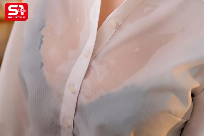 大きな谷間とゆるゆるのキャミソールからモロ見えする乳輪に、俺の理性崩壊。終電なくなり部下の家に誘われた夜の無防備誘惑NTR 南沢海香 サンプル画像3
