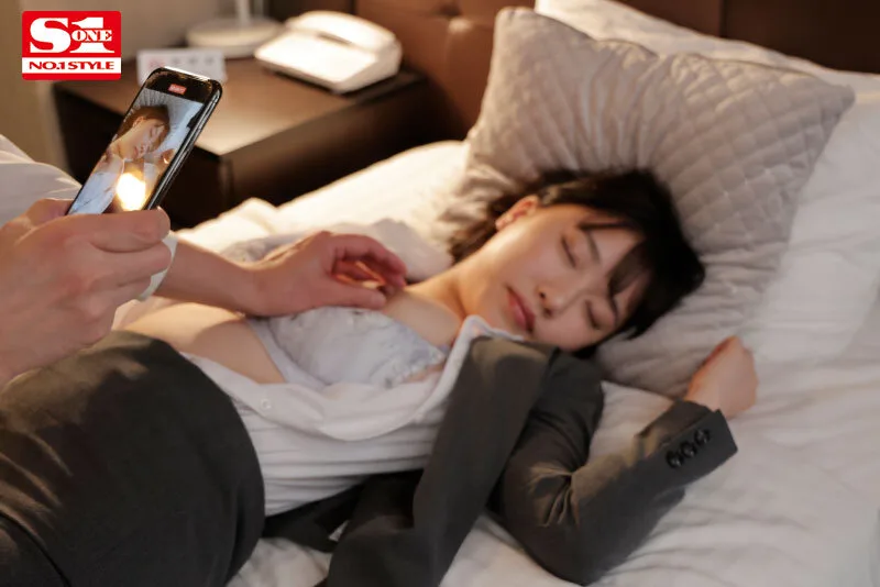 出張先で軽蔑している中年セクハラ上司とまさかの相部屋に…朝まで続く絶倫性交に不覚にも絶頂を繰り返すGカップ童顔新入社員 安達夕莉 サンプル画像3
