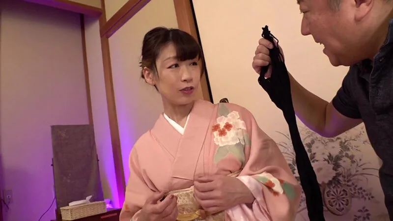 エロ下着で親子丼を食べる 紅女将 渋沢紅 サンプル画像10