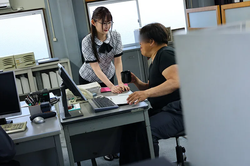 中小建設会社に勤める事務員の真面目な彼女が、肉体労働者に犯●れ、見た目も自尊心も壊されていく…この後、めちゃくちゃベロキス種付け連続中出しされた話… 千川とわ サンプル画像1