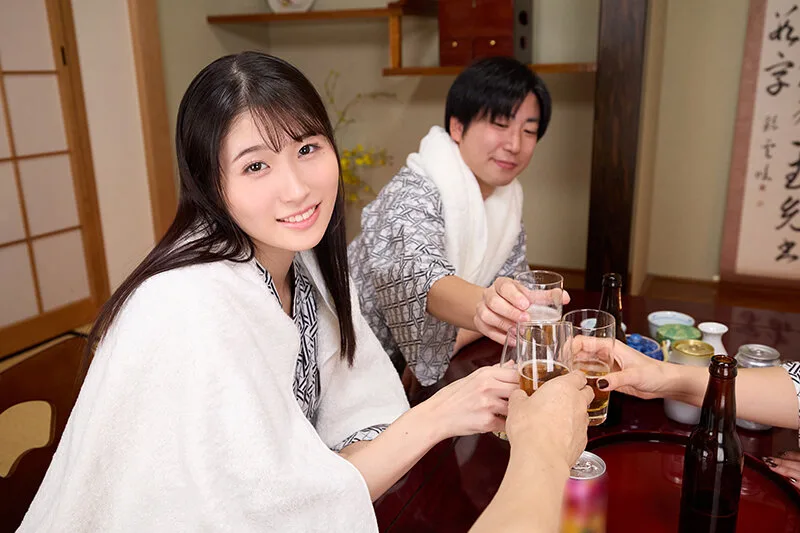 【VR】【8K VR】全視野180°超天井特化<極> 友人夫婦と4人で温泉旅行。皆が寝付いた夜。友人の奥さんが僕を誘惑してきて逆夜●い。布団の中で汗だくこっそり内緒のお互いW不倫中出し! 沙月ふみの サンプル画像3