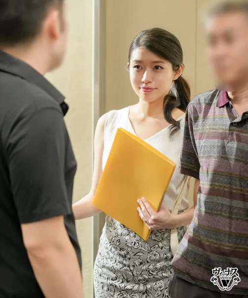 自治会に入るから奥さんヤラせて しつこい勧誘にカウンター生ハメ撃退 浜辺栞帆 サンプル画像3