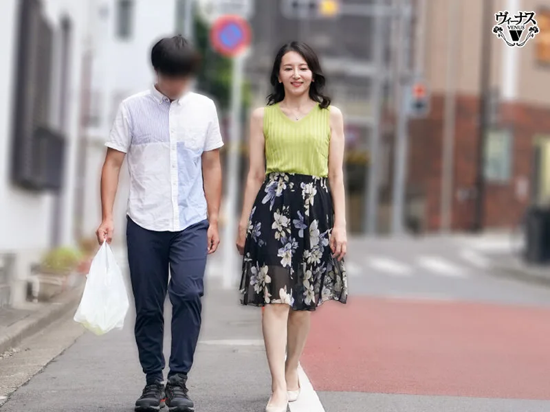 情熱キスは突然に 息子の友達に周りも気にせず唇を奪われて溢れ出す本能 田崎このえ サンプル画像3
