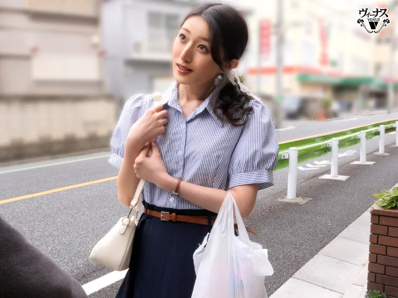 勉強と中出しを教えてくれる図書館で働く憧れの人妻司書 足立美緒 サンプル画像4