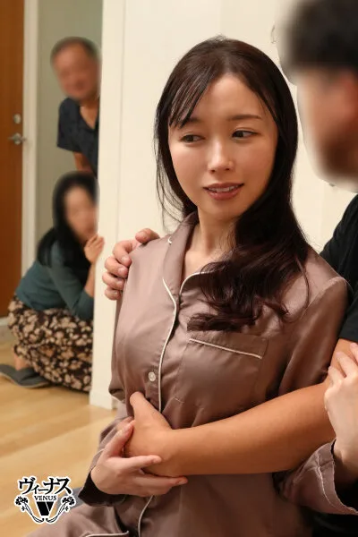 社内一キレイな先輩女子が早く結婚しろとうるさい両親を安心させるために恋人のフリを頼んだ後輩男子と実家に行ったら中出しセックスするハメに…何度もイカされて本当に好きになっちゃった 流川はる香 サンプル画像8
