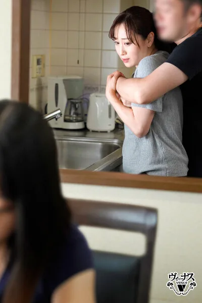 近ごろ豊満な熟女体型を気にしはじめた嫁の母が恥じらう姿に僕は勃起してしまった 川上ゆう サンプル画像9