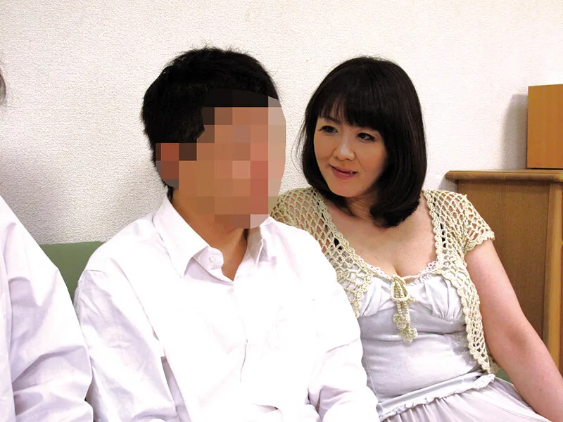 「まさか私で勃起しちゃったの？」友達の母親がスケベな肉体で少年は思わず勃起した4時間 サンプル画像4
