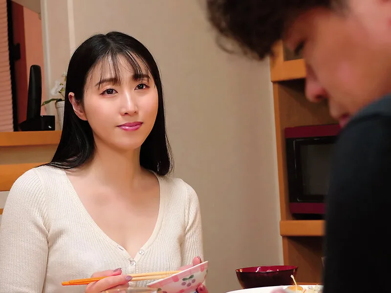 嫁との喧嘩で溜まりまくった欲求不満をカラダで受け止めてくれるイヤらしい腰つきの沼らせ義母 藤咲紫 サンプル画像1